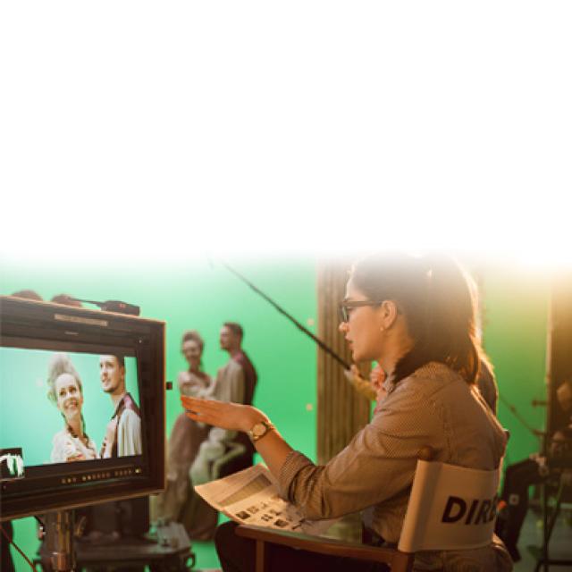 Mujer sentada visualizando pantalla