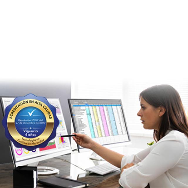 Mujer mirando tablero de gráficas