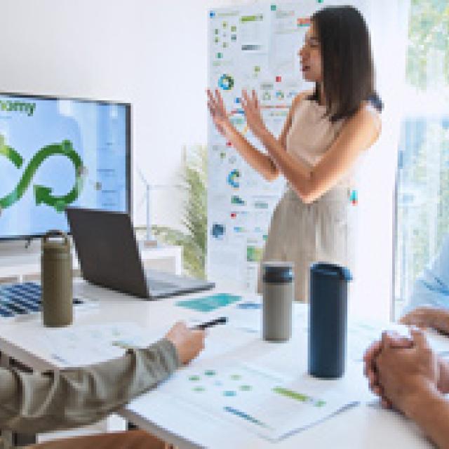 Equipo de personas en trabajo de grupo