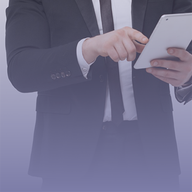 Hombre ejecutivo tablet