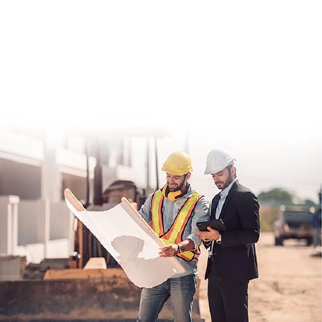 Dos ingenieros revisando un plano
