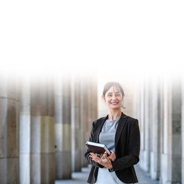 Mujer con libro en la mano