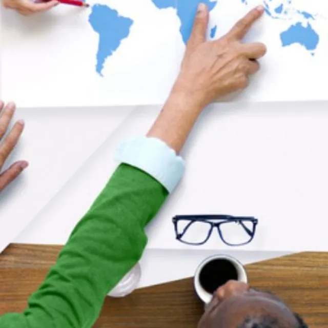 Plano de manos sobre una mesa de trabajo en sala de reunión