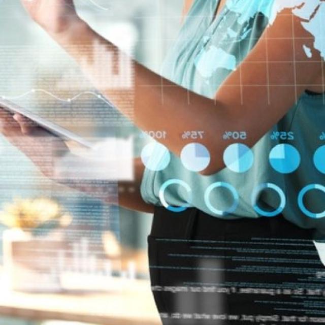 Mujer seleccionando en pantalla digital