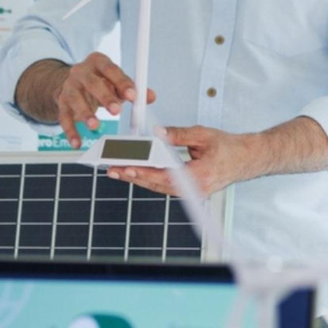 Profesor explicando a alumnos