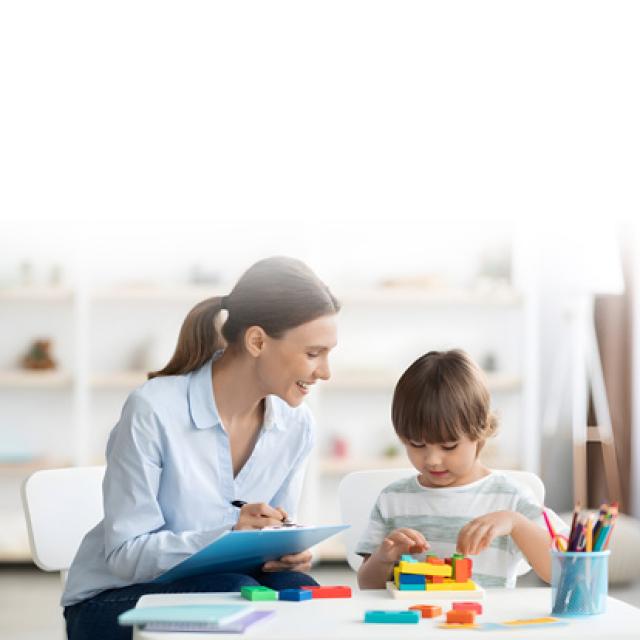 Profesora con niño en actividad lúdica