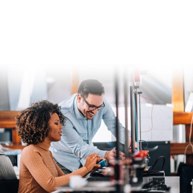 Una mujer y un hombre trabajan juntos en un ambiente de oficina moderna