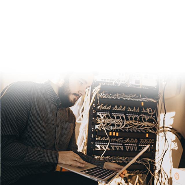 Hombre utilizando un computador 