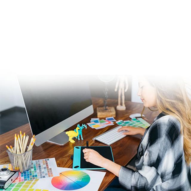 Mujer diseñadora con tabla digitalizadora