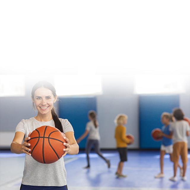 Deportista con balón de baloncesto