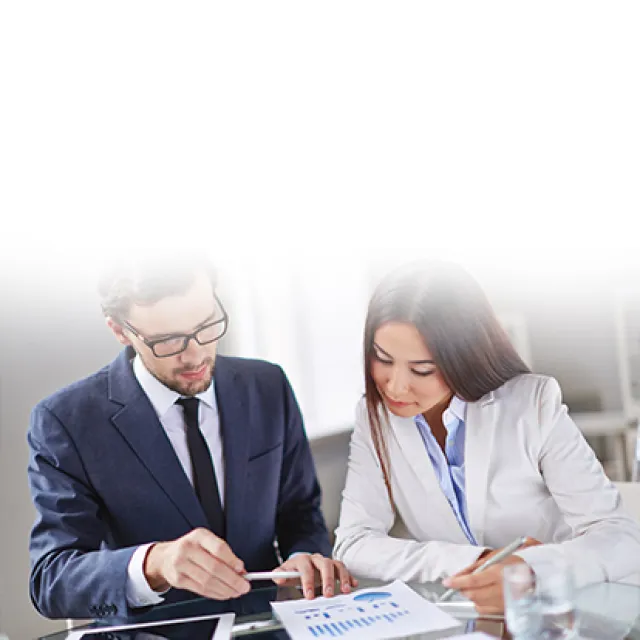 Dos personas revisando gráfico