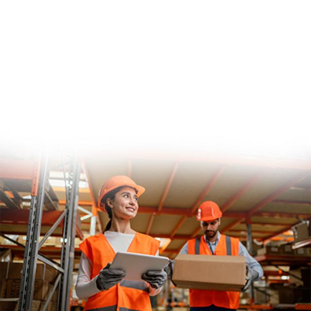 Inspectores en fabrica con implementos de trabajo