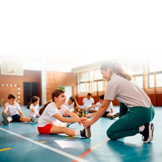 entrenadora deportivo con estudiantes