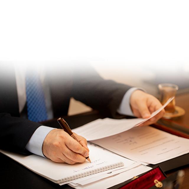 hombre-firmando-documentos.jpg