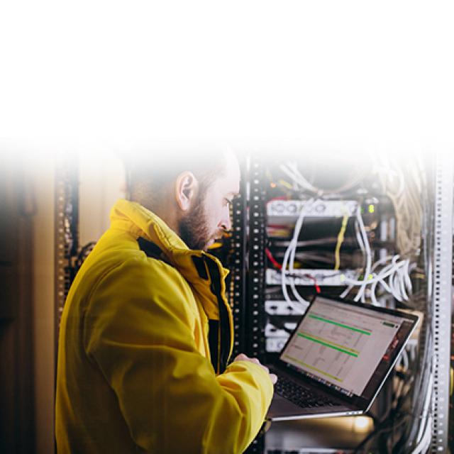 hombre-con-portatil-revisando-panel.jpg