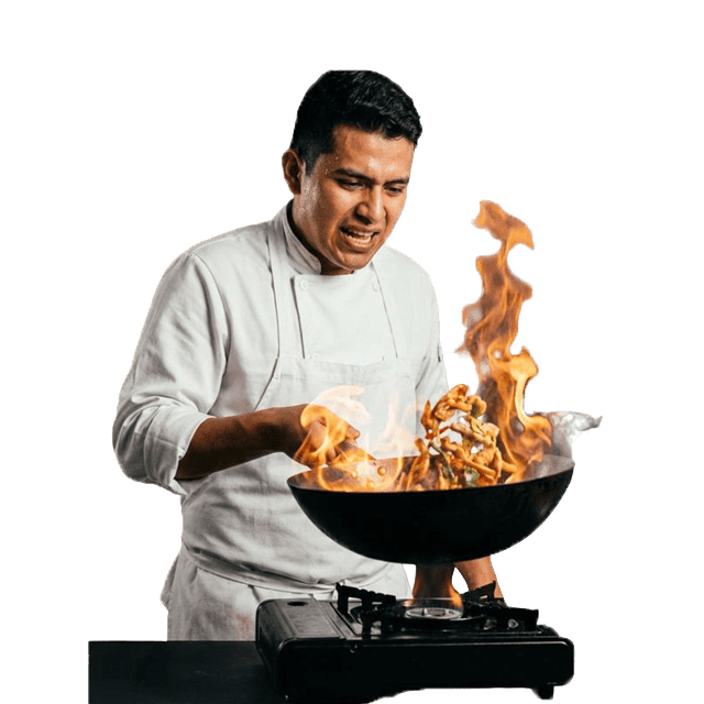 hombre salteando alimentos en un sartén