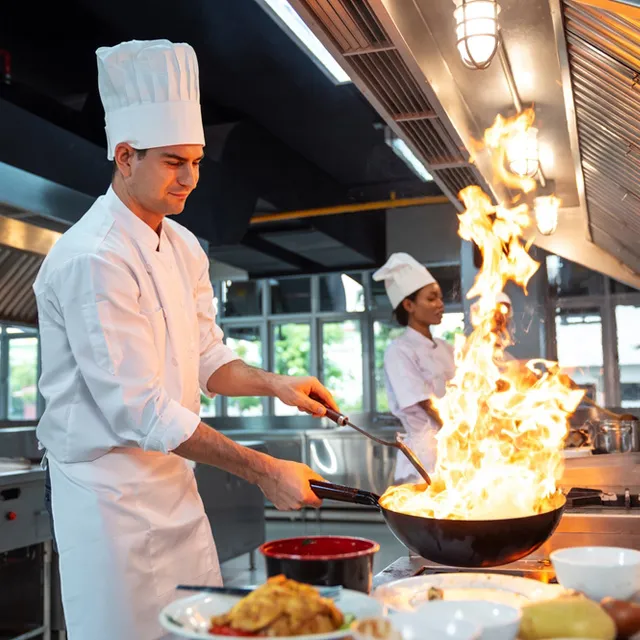 Chef preparando alimentos en una cocina profesional