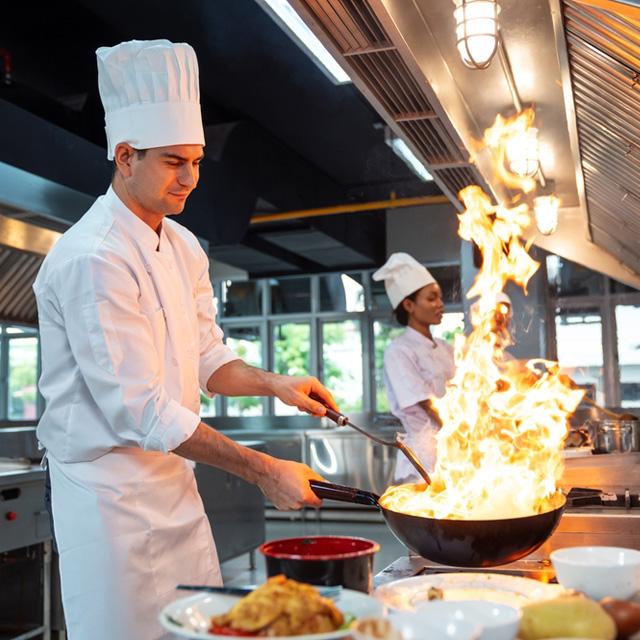 Chef preparando alimentos en una cocina profesional