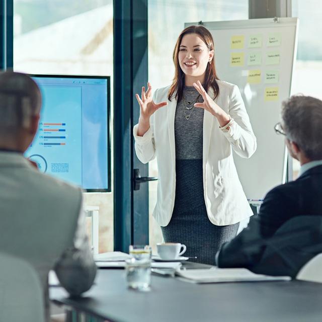 Líder exponiendo ante un equipo de trabajo.