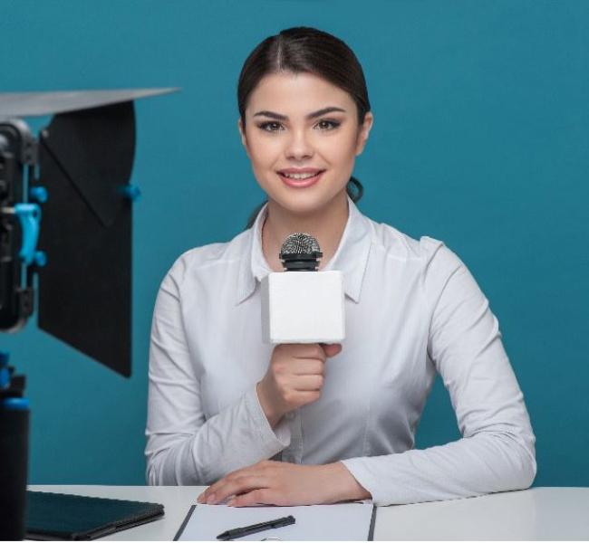 Mujer haciendo una entrevista.