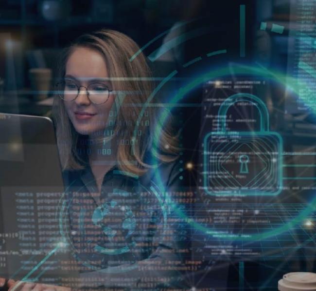 mujer en escritorio Ciberseguridad