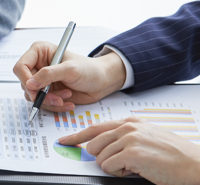 personas trabajando en gráficas estadísticas