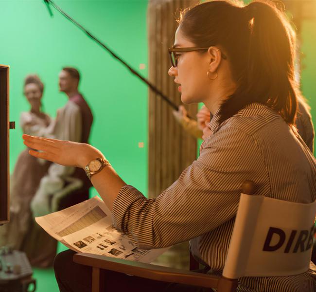 Mujer sentada visualizando pantalla