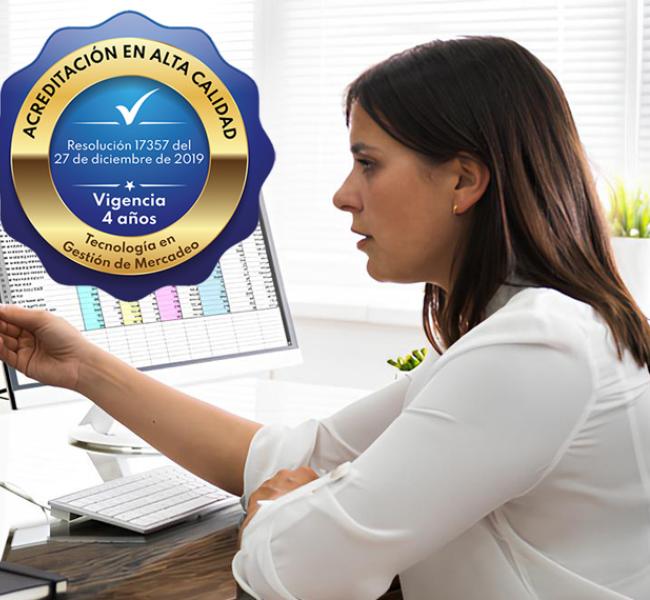 Mujer mirando tablero de gráficas