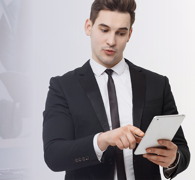 Hombre ejecutivo tablet