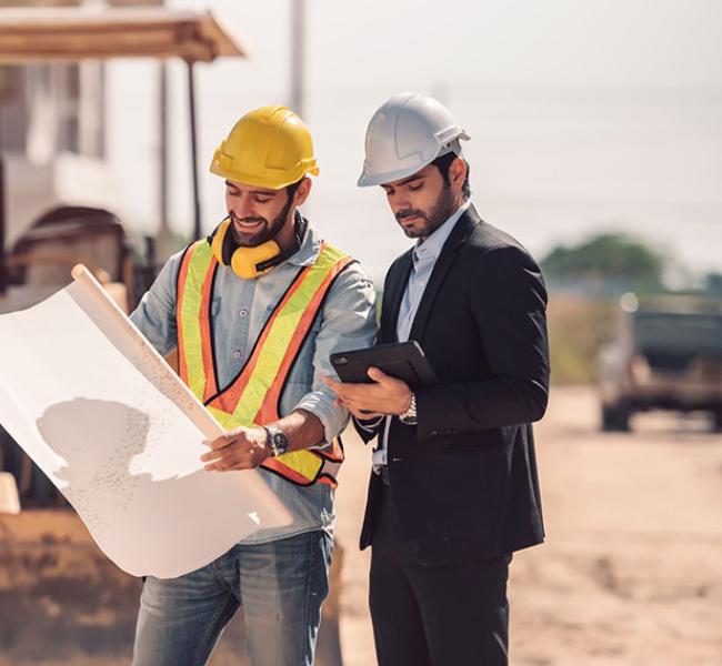 Dos ingenieros revisando un plano