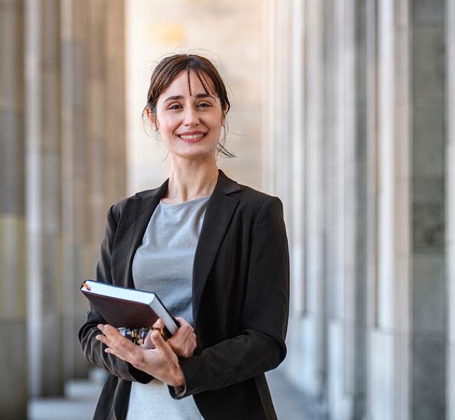 Mujer con libro en la mano