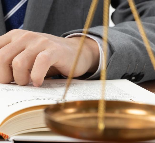 persona escribiendo en una mesa con un mazo