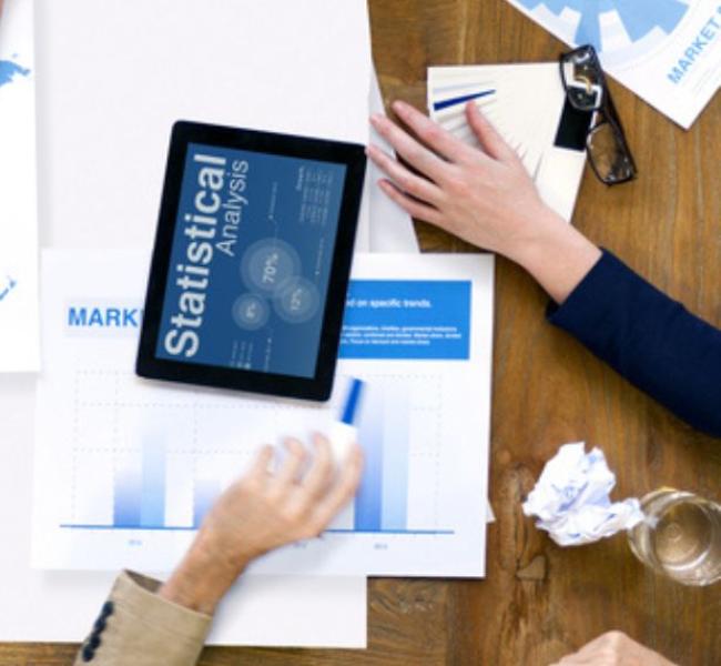 Plano de manos sobre una mesa de trabajo en sala de reunión