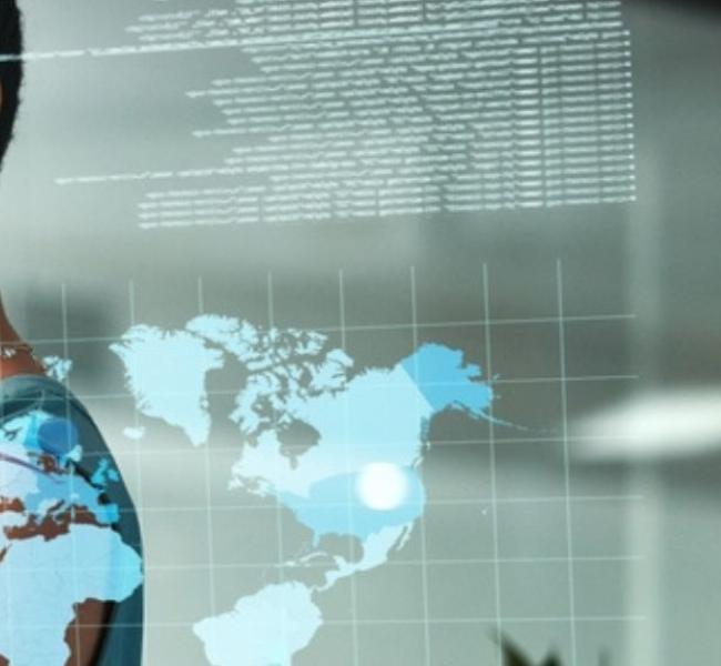 Mujer seleccionando en pantalla digital