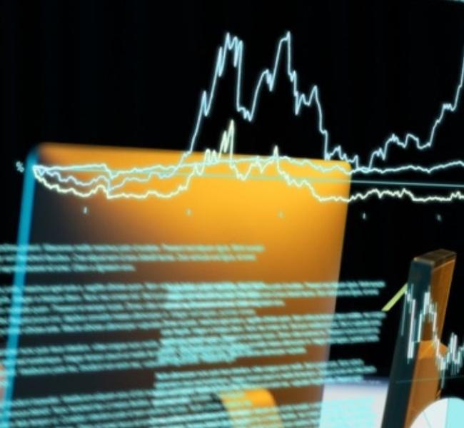 Tres personas mirando pantalla digital