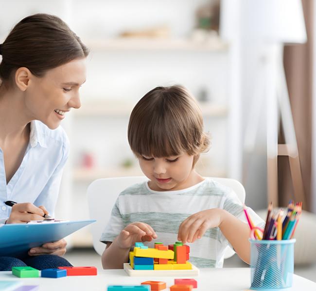 Profesora con niño en actividad lúdica