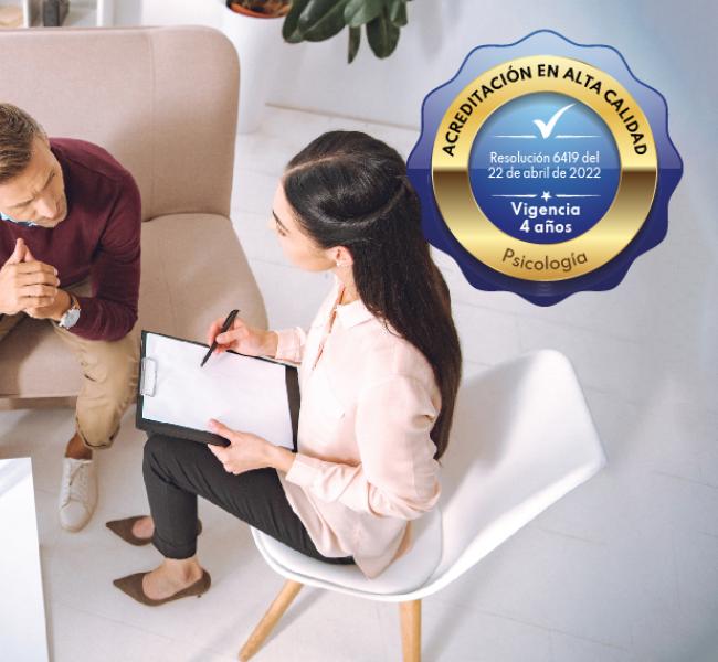Psicóloga atendiendo paciente