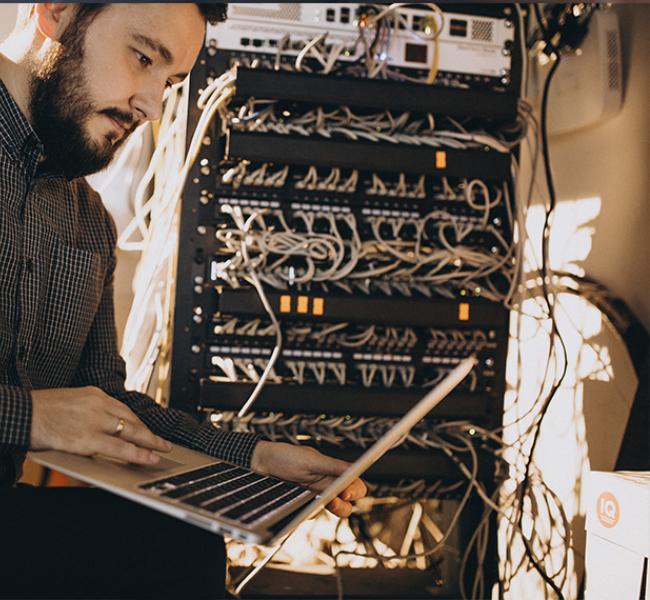 Hombre utilizando un computador 