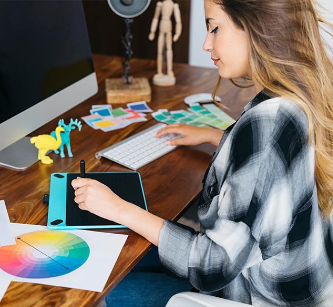 Mujer diseñadora con tabla digitalizadora