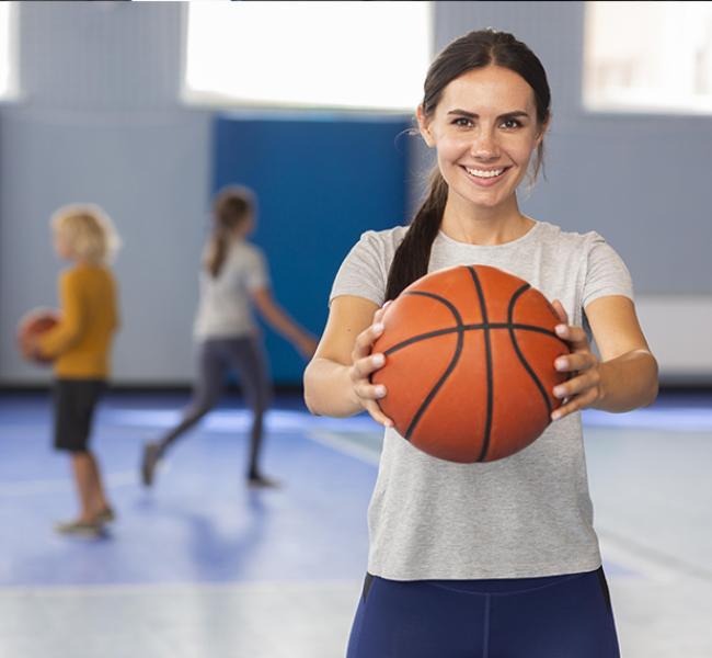 Deportista con balón de baloncesto en la mano