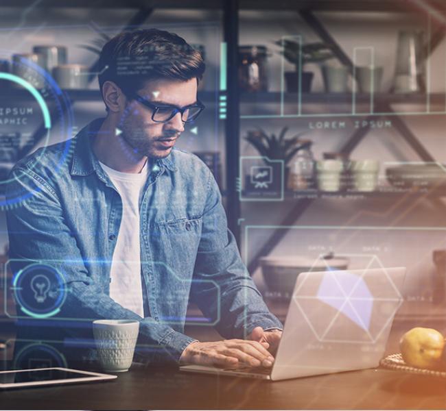 Hombre manipulando portátil