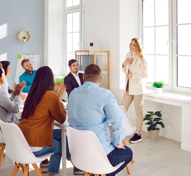 Grupo de trabajadores en oficina reunidos