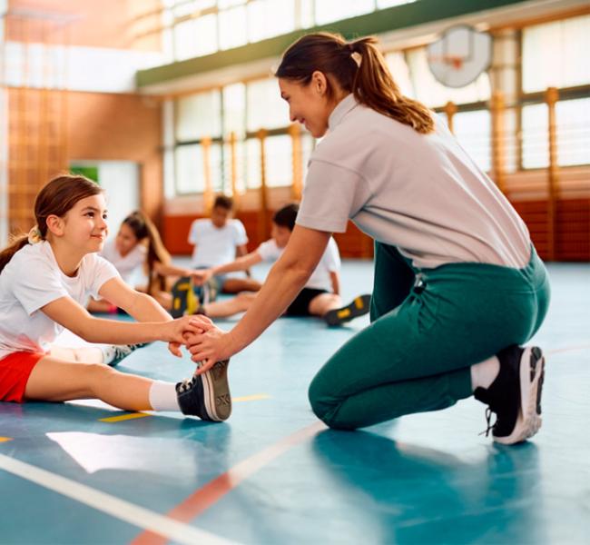 entrenadora deportivo con estudiantes