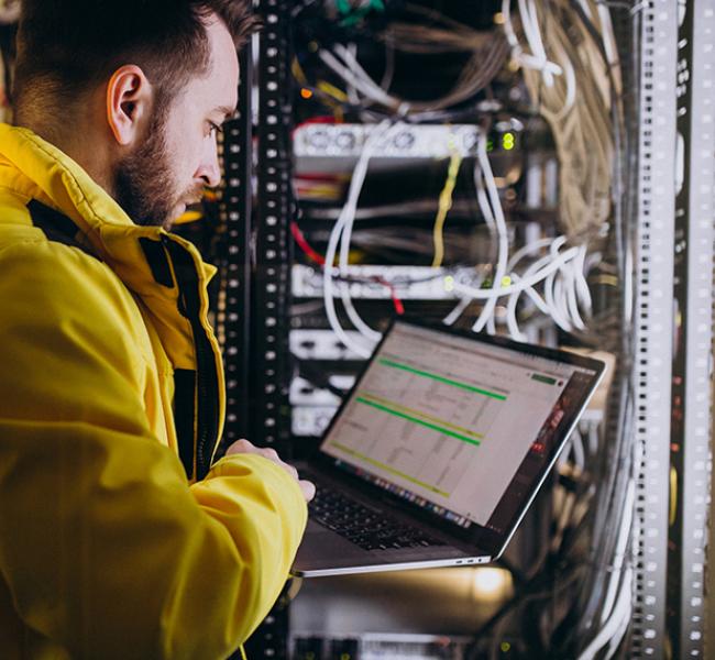 hombre-con-portatil-revisando-panel.jpg