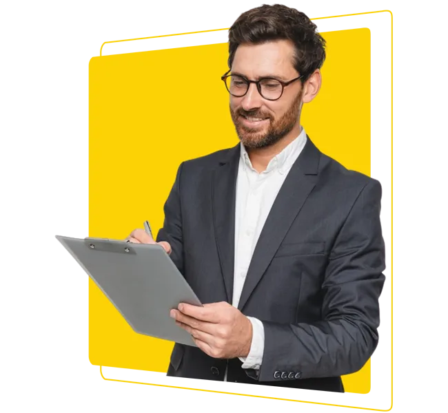 Hombre con traje y gafas sosteniendo documentos, destacado sobre un fondo amarillo en un banner.