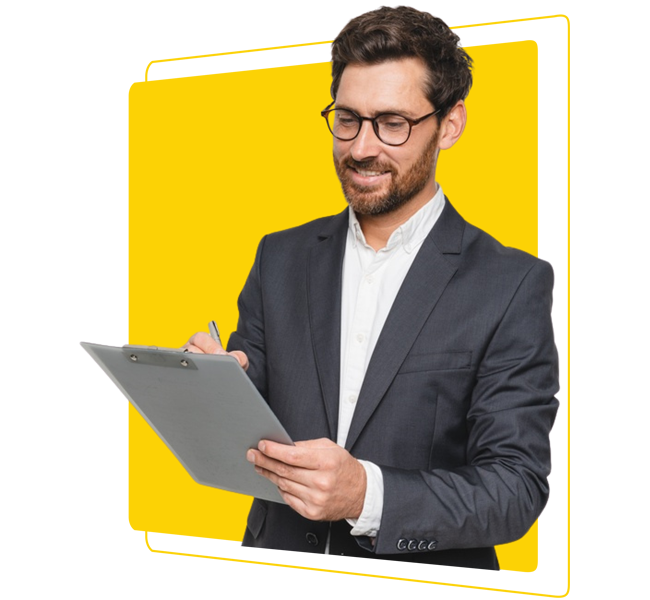 Hombre con traje y gafas sosteniendo documentos, destacado sobre un fondo amarillo en un banner.
