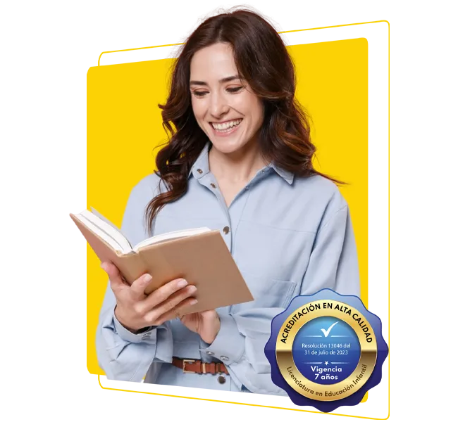 Docente sonriendo y sosteniendo materiales educativos