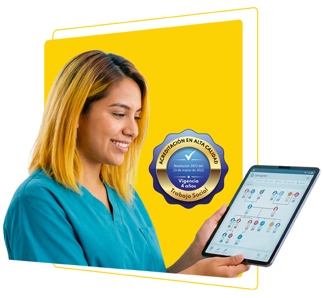 Mujer profesional mostrando plataforma digital con información social y geográfica en contexto de trabajo social y gestión comunitaria