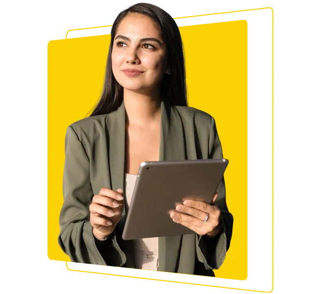 Mujer profesional sosteniendo una tableta.