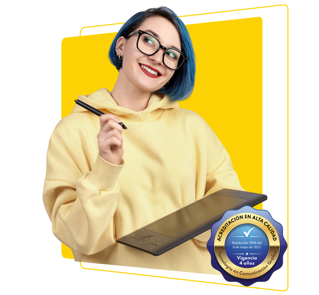 Persona adulta joven con cabello corto, gafas y sudadera beige. Sonríe a la cámara sobre un fondo amarillo, con un estilo moderno y amigable.